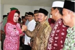 Bupati Kuningan berjabatan erat dengan ketua DKM KIC seusai pelantikan.